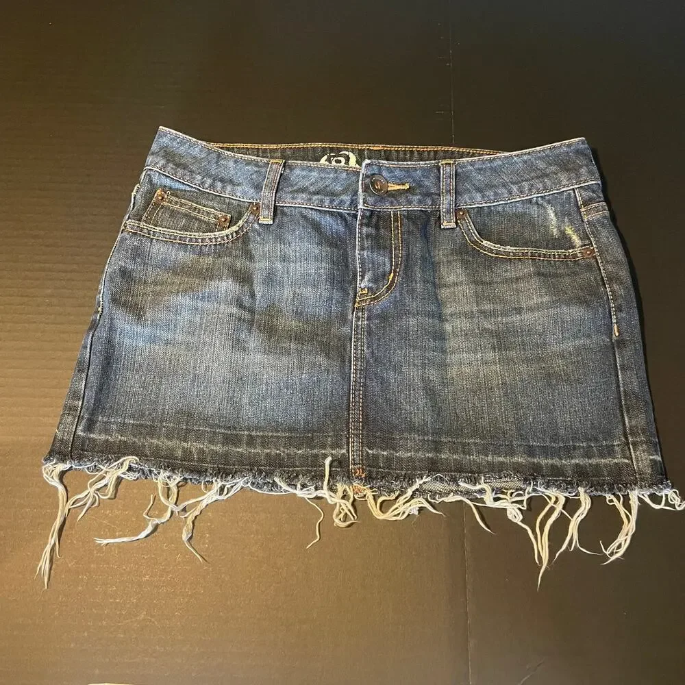 Bullhead women's denim mini skirt size 5 frayed hem jean skirt festival Y2K